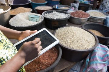 Togo: Lebensmittelhandel mit Tablet und Smartphone. Photo: Angelika Jakob/GIZ