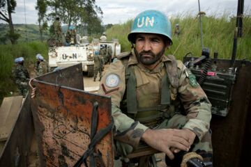 Ost-Kongo / Gepanzerter Mannschaftstransporte einer pakistanischen UN-Einheit auf Patrouille-Fahrt.