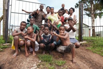 Südafrika, KwaZulu-Natal, Eshowe, Glückliche Farmerfamilie winkend