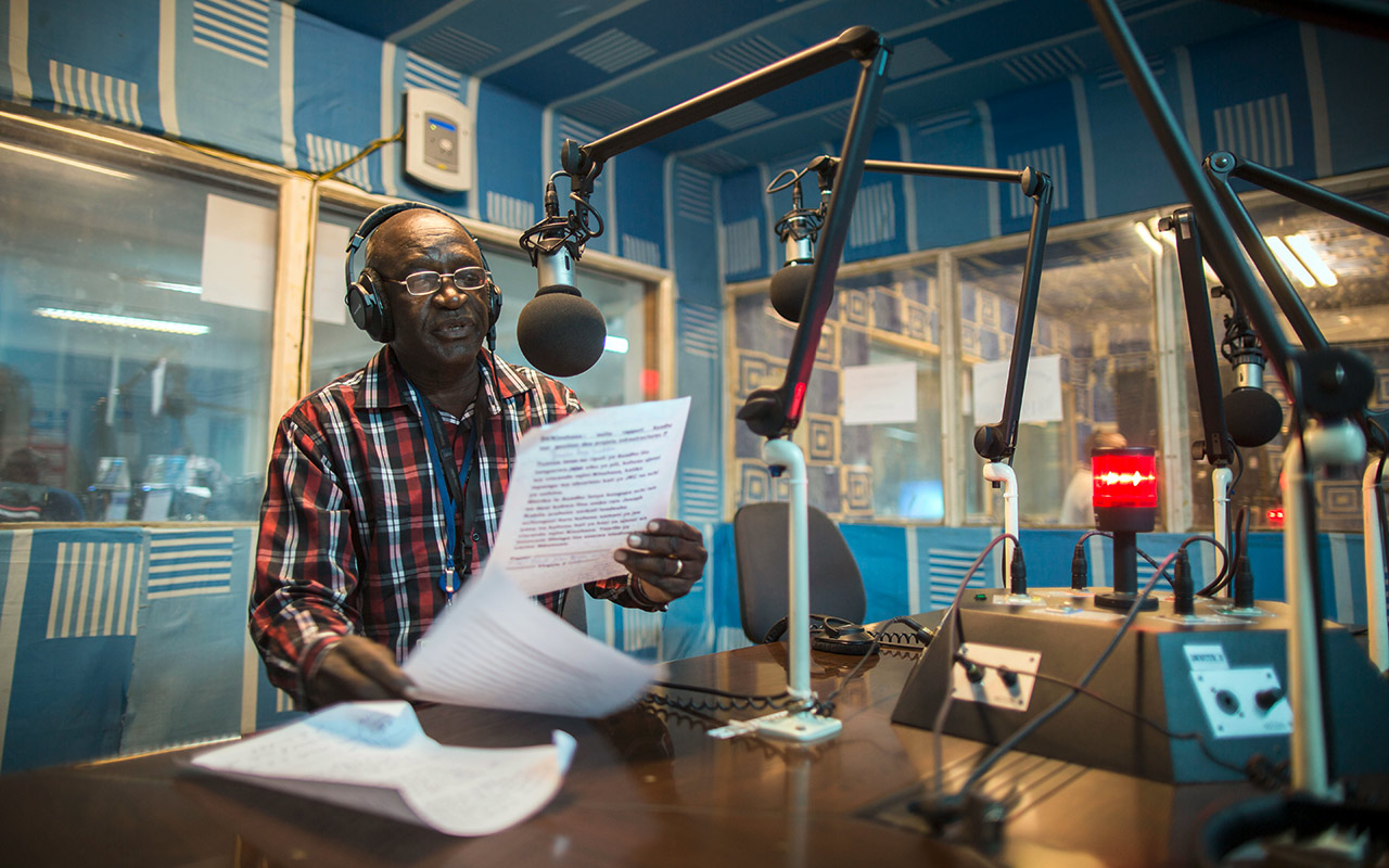 DR Kongo/Kinshasa: Moderator Dunia Mukunda Milemba sitzt im Studio des freien und unabhängigen Radiosenders am Mikrofon. Photo: Michael Kappeler/picture alliance/dpa