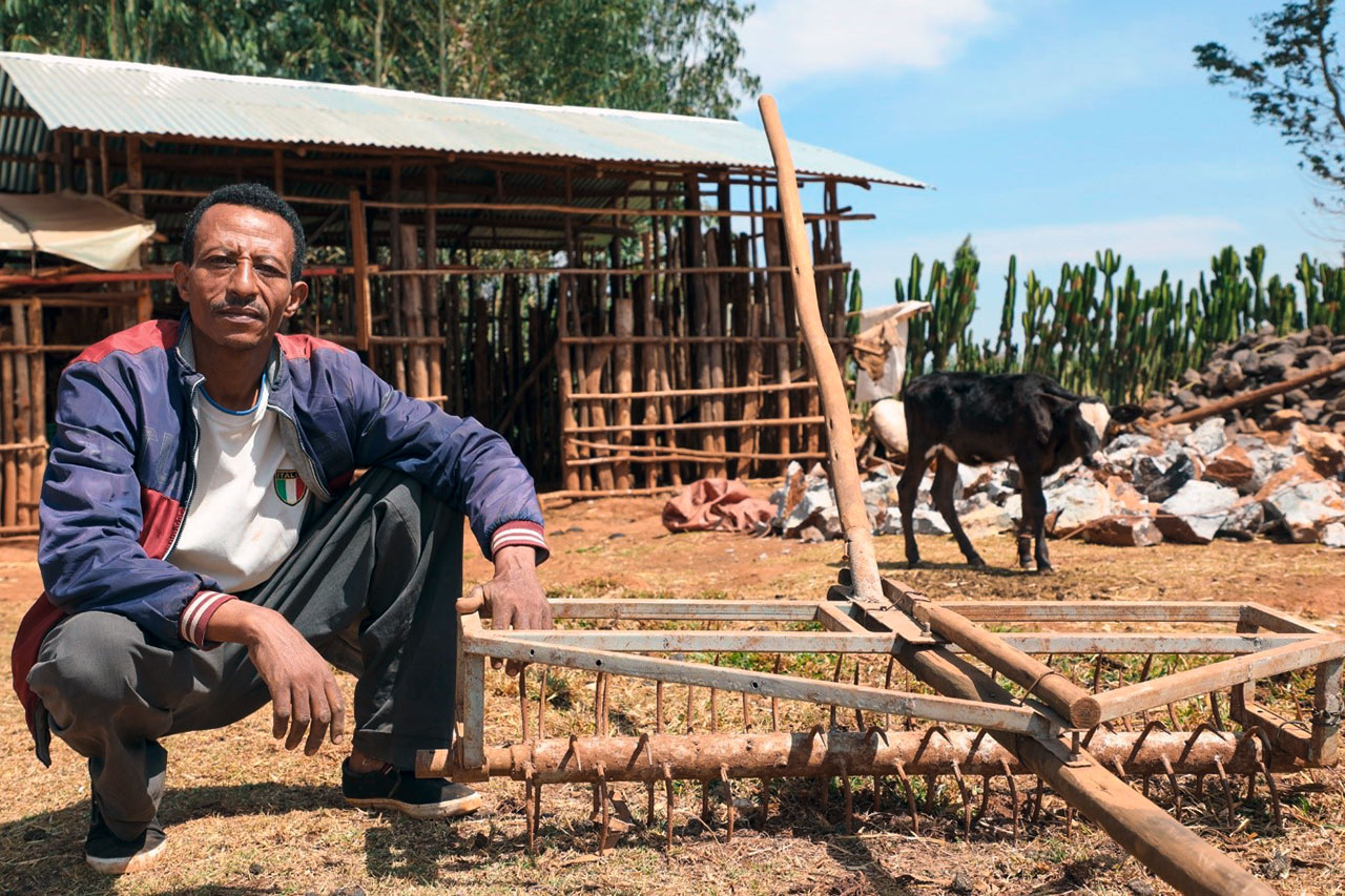 Eshetu shows his traditional wooden plow. Photo: GIZ
